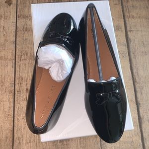 NWT Neely and Chloe black patent Edie loafer emboss bow